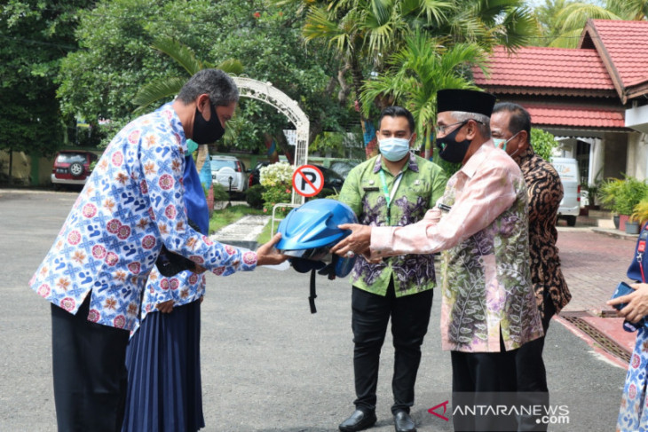 Bupati serahkan 12 motor dinas Penyuluh KB