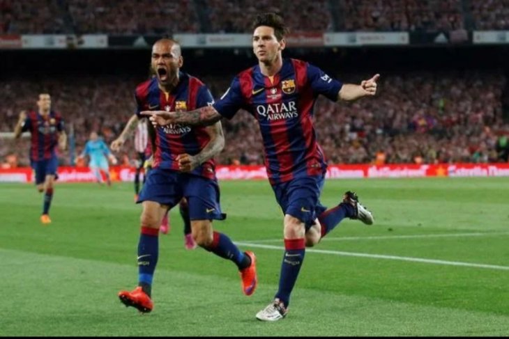 Dani Alves: Messi sama besarnya dengan Barcelona