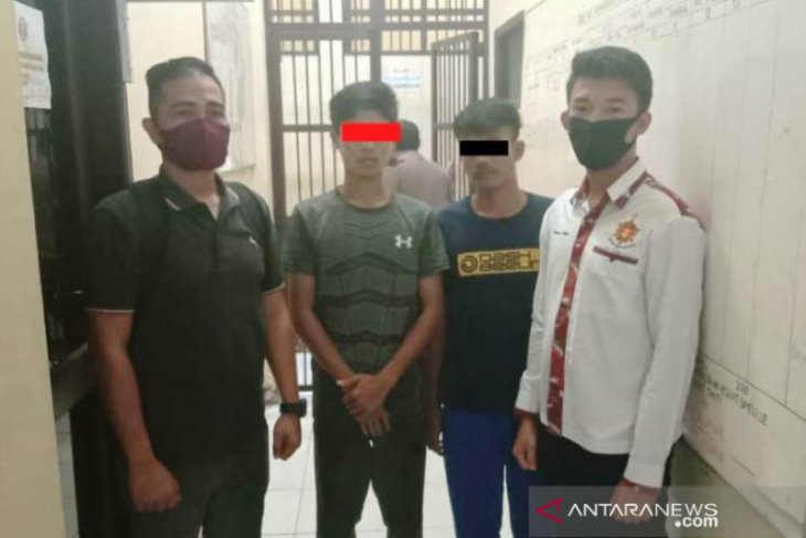 Dua mahasiswa ambil ponsel tetangganya yang tengah tidur lelap