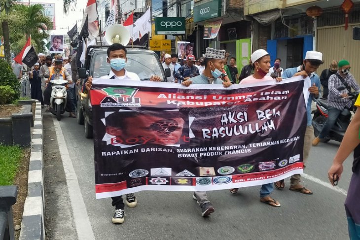 Bakar poster hingga seruan aksi boikot produk Prancis di Asahan