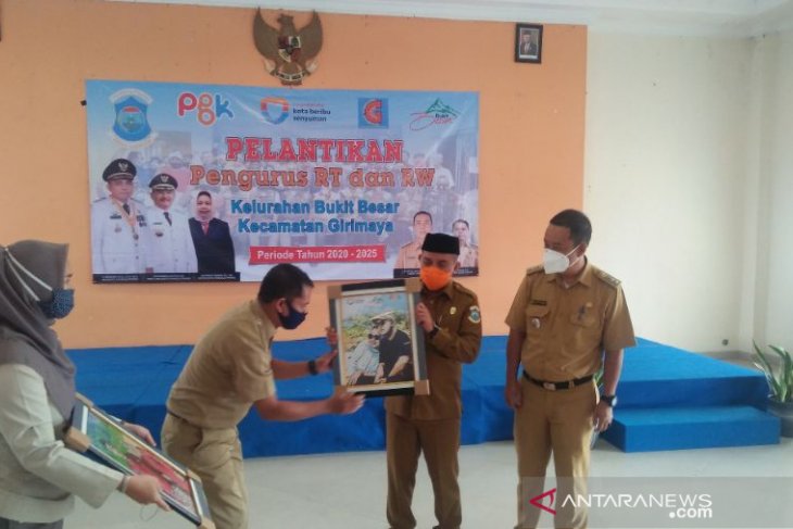 Walikota Pangkalpinang minta pengurus RT/RW yang baru dilantik bekerja ikhlas layani masyarakat