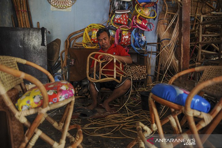 Produksi tempat duduk sepeda dari rotan 