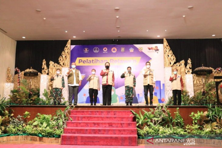 Wagub Cok Ace ajak sukarelawan kerja sama dengan Satgas COVID-19 di desa