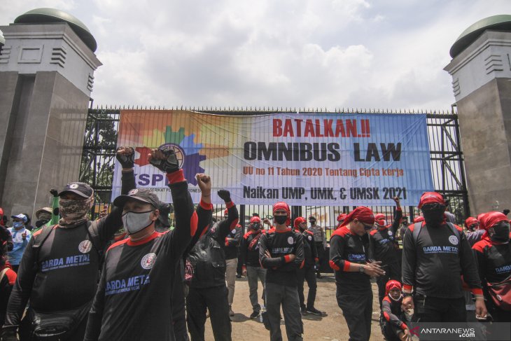 Ribuan buruh se-Jabodetabek gelar unjuk rasa tolak Omnibus Law di DPR