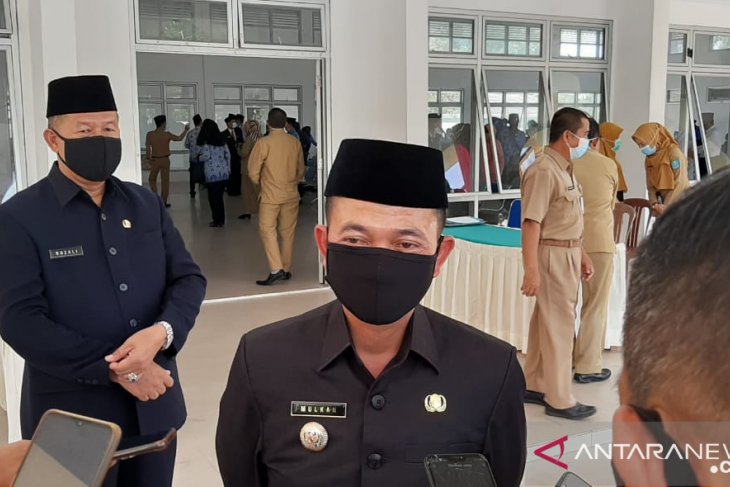 Bupati Bangka, Mulkan salurkan 200 sembako warga isolasi COVID-19