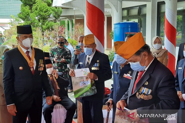 Pemerintah Kota Jambi memberikan tali asih kepada veteran