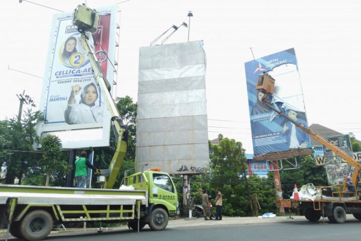 Bawaslu Karawang mulai tertibkan alat peraga kampanye di tempat terlarang