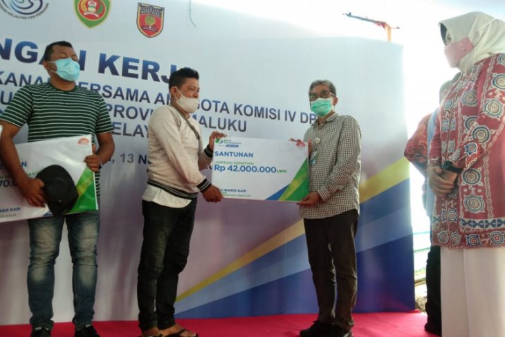 BPJAMSOSTEK Maluku serahkan santunan JKK dan kematian