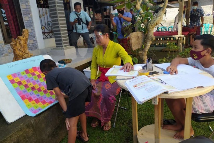COVID-19, Guru di Desa Pedawa-Buleleng berkeliling mengajar ke rumah siswa