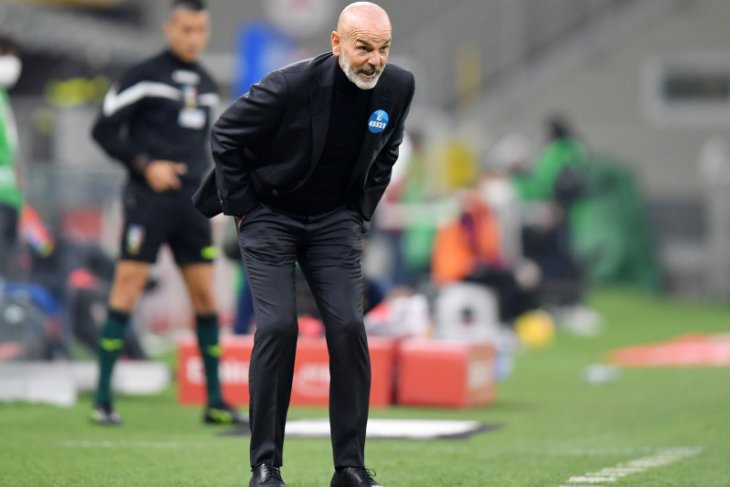 Stefano Pioli positif COVID-19, AC Milan batalkan sesi latihan