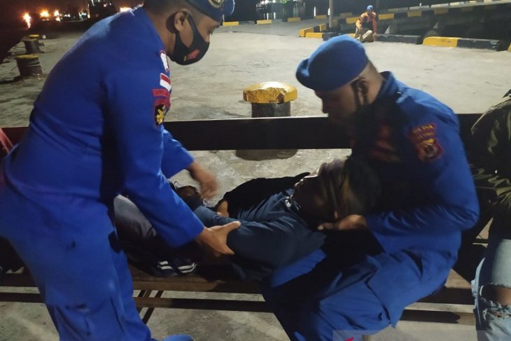 Tujuh ABK keracunan gas di ruang palka, Polairud Maluku jemput dan evakuasi korban