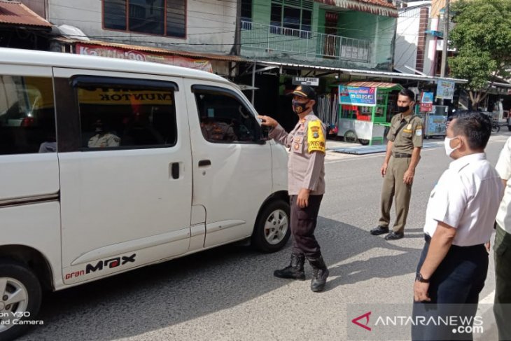 Tim gabungan operasi wajib masker di Pasar Mentok Bangka Barat