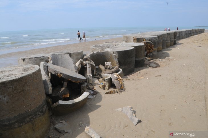 Tangkis laut rusak