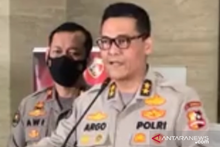 Kapolri mengganti Kapolda Metro Jaya dan Kapolda Jabar