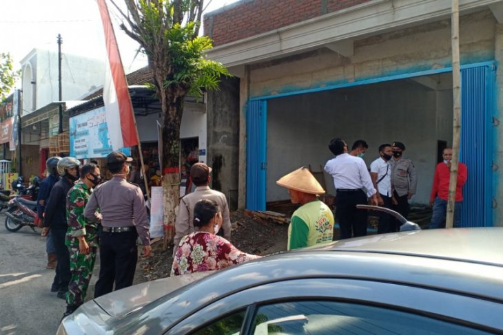 Seorang pekerja tewas tersengat listrik saat perbaiki rumah di Blitar