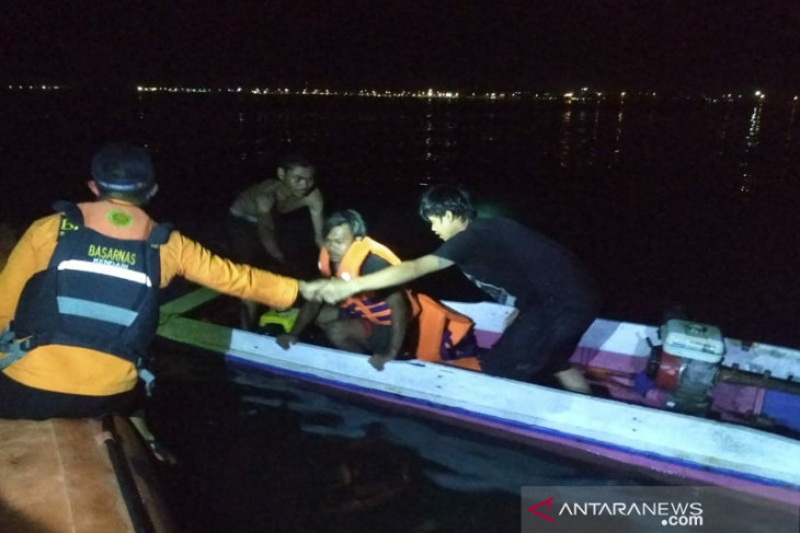 Kapal terbalik, Tim SAR evakuasi empat nelayan