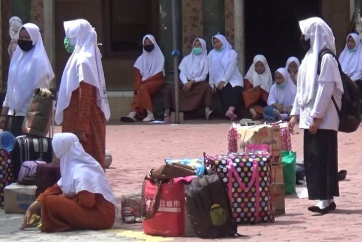 Ratusan santriwati Ponpes Trenggalek dipulangkan antisipasi penularan COVID-19