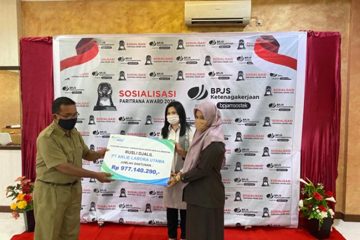 Ahli Waris Terima Manfaat JKK dan JKm Rp977 juta dari BPJAMSOSTEK