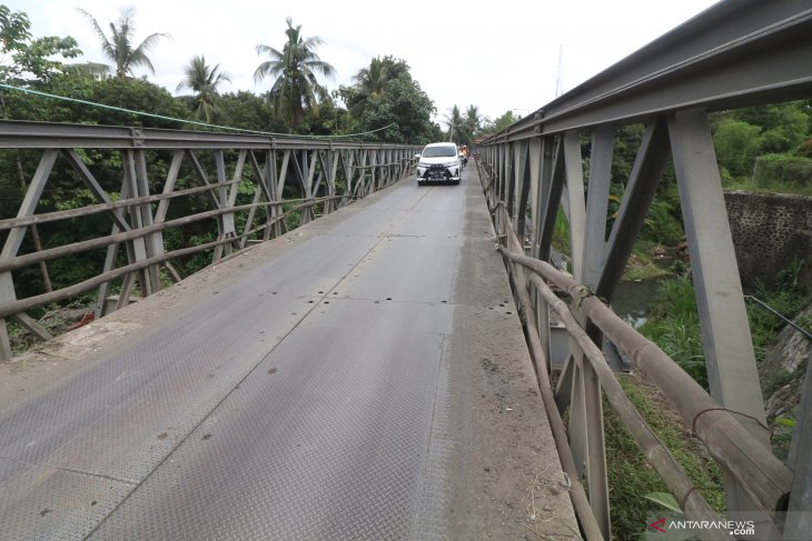 Jembatan penghubung Kediri Tulungagung rusak