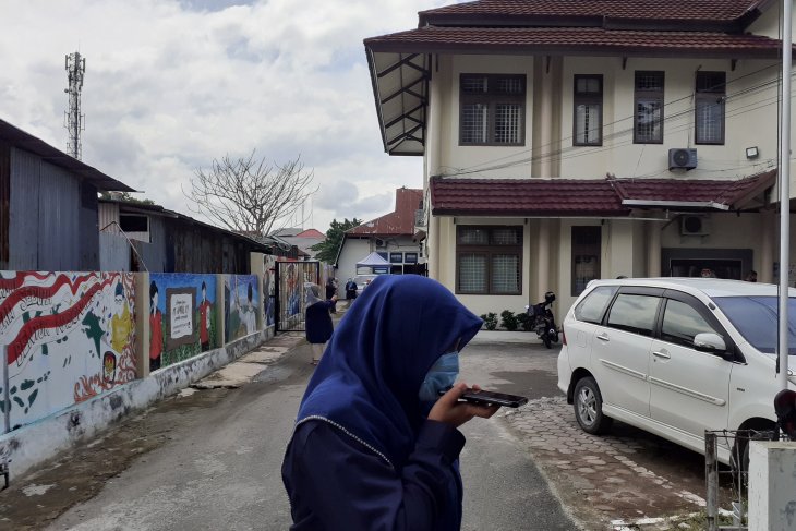 Sejumlah pegawai KPU Sumbar berlarian ke luar gedung akibat gempa