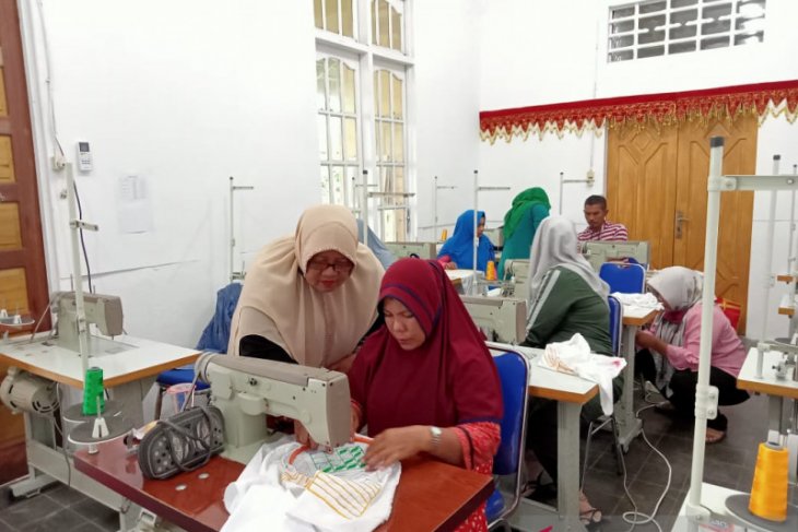 Ibu-ibu di Sabang dilatih keterampilan menjahit