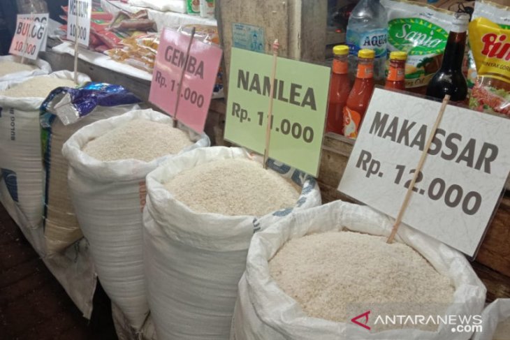 Harga beras antarpulau di pasar Ambon normal