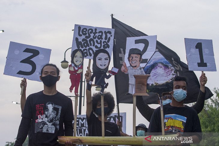 Aksi pementasan wayang politik 