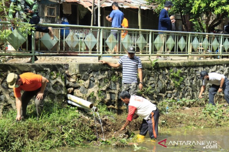 Pjs wali kota pimpin pembersihan sungai dan hutan kota