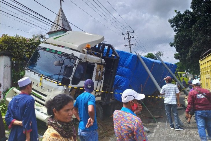 Truk tronton rem blong, puluhan kendaraan ditabrak, puluhan orang jadi korban
