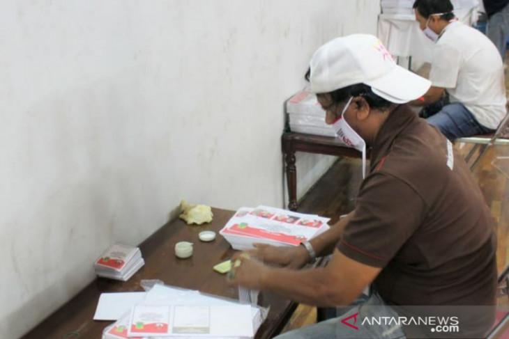 KPU Karawang turunkan puluhan petugas sortir lipat kertas suara pilkada