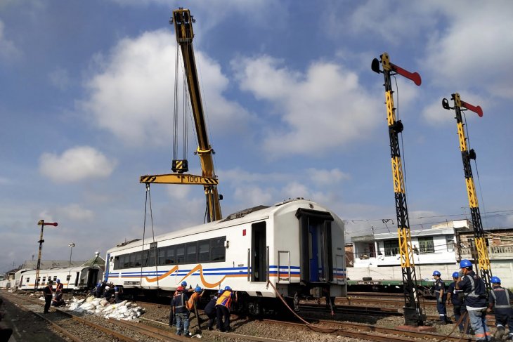 Evakuasi gerbong kereta anjlok di Stasiun Malang perlu waktu hampir 24 jam