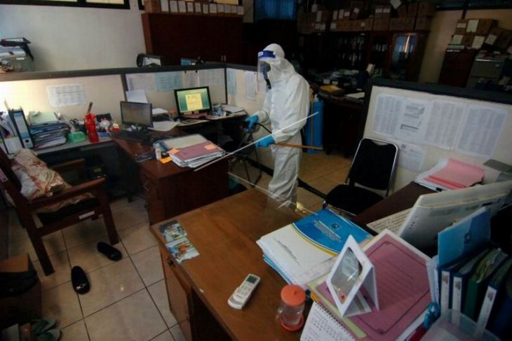 Penyemprotan disinfektan di kantor pemerintahan Kota Tegal