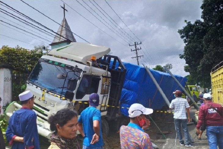 Truk tronton babat kendaraan di sepanjang 500 meter, terhenti di tembok rumah