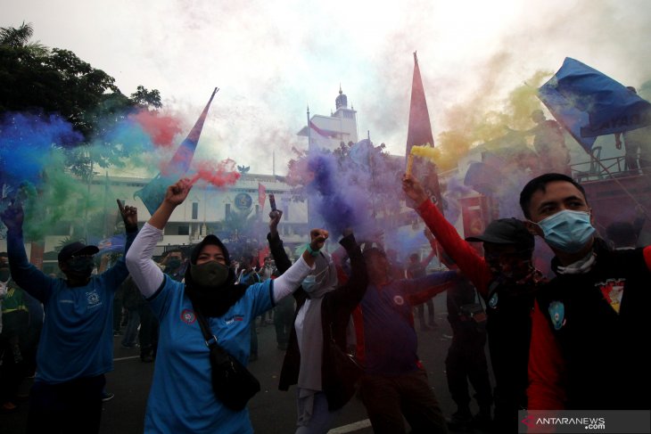 Unjuk rasa buruh di Surabaya