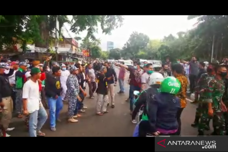Aparat bersitegang dengan massa FPI saat copot spanduk Rizieq Shihab