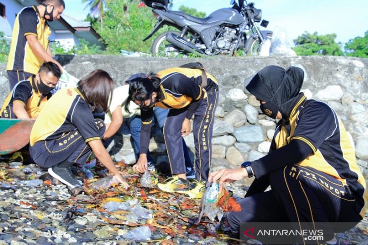 Polres Malteng bersama warga bersihkan objek wisata Pantai Kuako