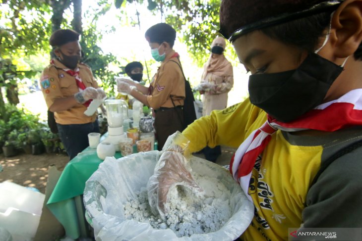 Pramuka belajar olah sampah