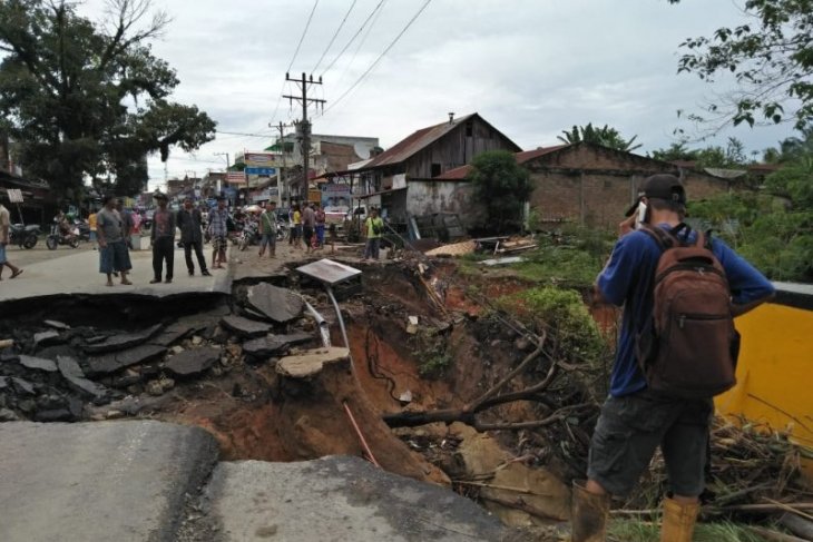 Curah hujan tinggi, empat ruas jalan di Simalungun longsor