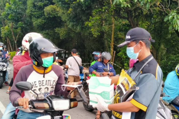 Aksi peduli COVID-19, PKS bagikan masker untuk warga