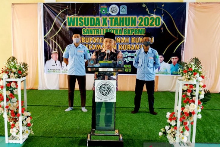 Bupati Tanah Bumbu wisuda 105 santri