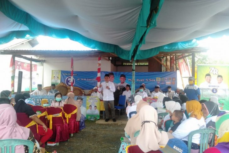Di tengah hujan, warga Angsana doakan ZR menang