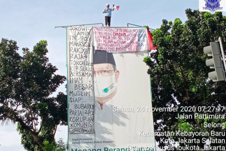 Agustinus Woro Kembali Panjat Baliho Di Jalan Pattimura Jaksel Antara News Megapolitan