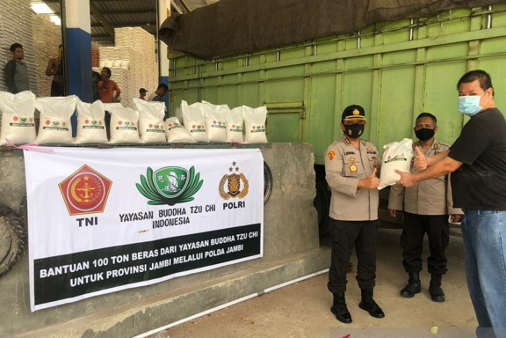 Buddha Tzu Chi serahkan bantuan 100 ton beras melalui Polda Jambi