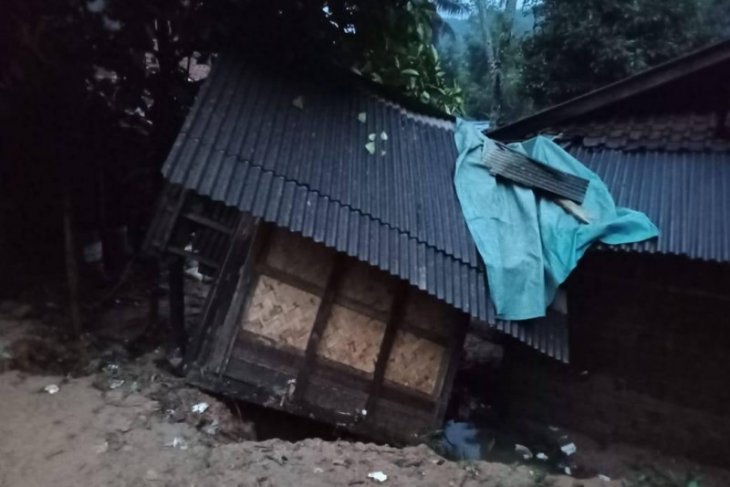 Longsor di Lebak merusak 11 rumah dan satu jembatan