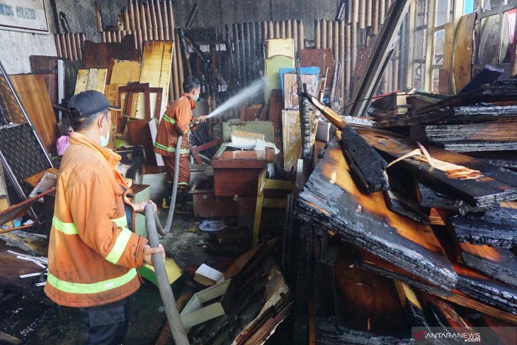 Kebakaran gudang suku cadang kendaraan di Tulungagung