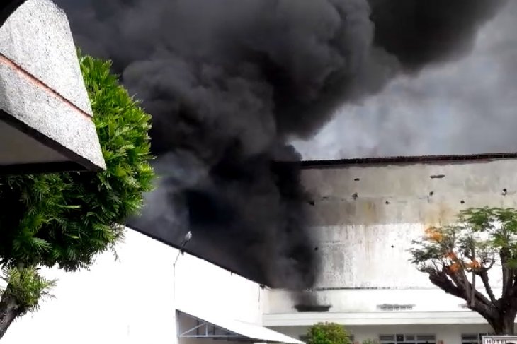 Gudang suku cadang kendaraan di Tulungagung terbakar