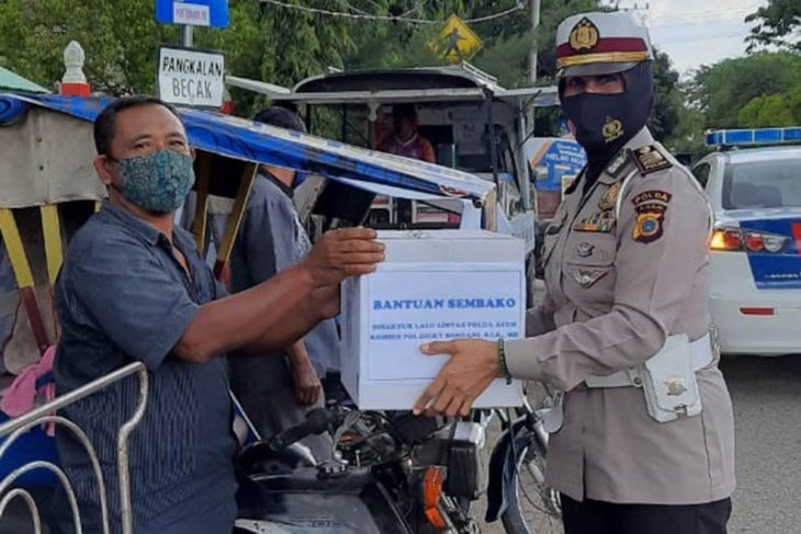 Ditlantas Polda Aceh bagikan ratusan masker kepada pengemudi becak