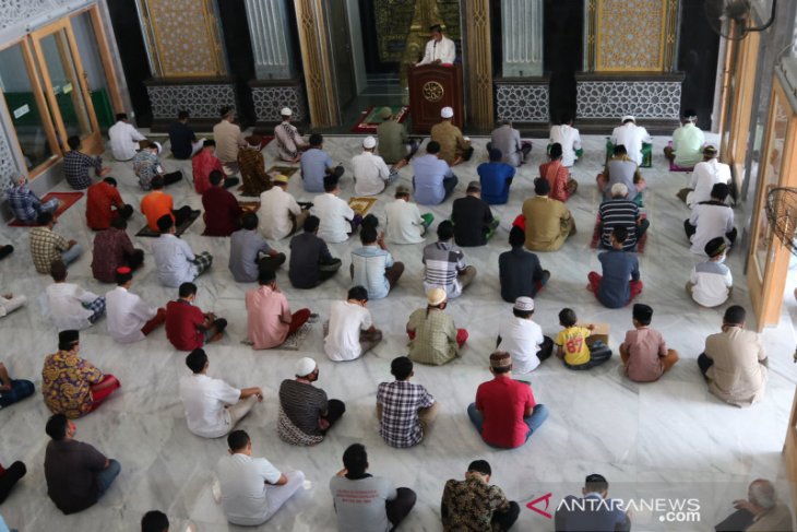 Atur jarak shaf sholat