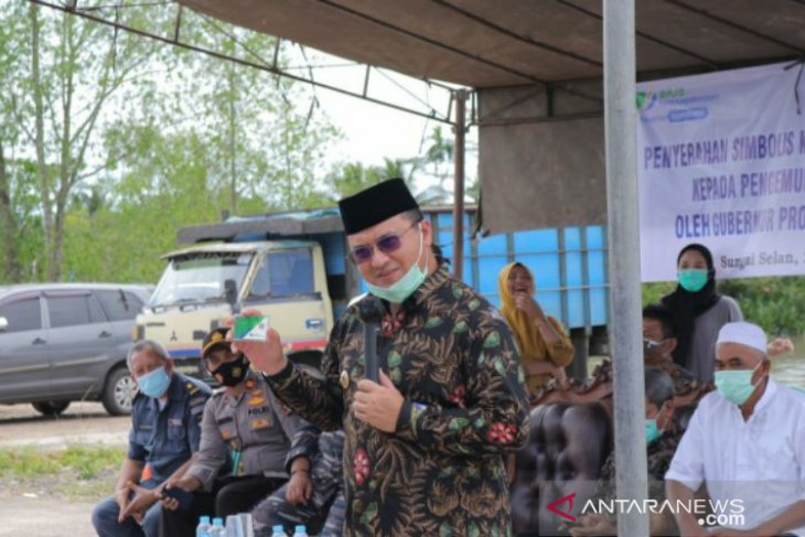 Gubernur Babel serahkan kartu peserta BPJS Ketenagakerjaan ke juru mudi angkutan