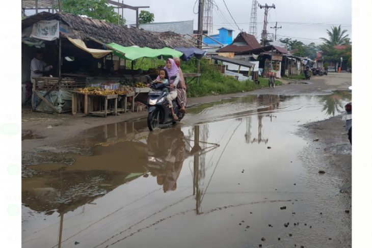 Genangan air di Jalan Pasar Teluk Melano ganggu aktivitas perekonomian